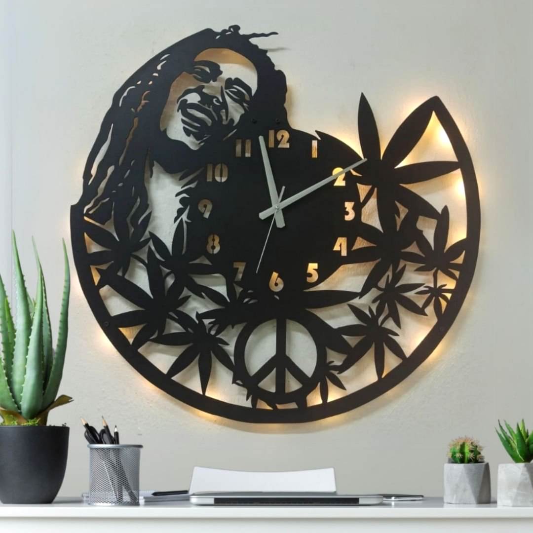 adsiz-tasarim-2025-05-03t134613-056 Bob Marley Tasarımlı Işıklı Estetik Ev Duvar Saati - Görsel 1