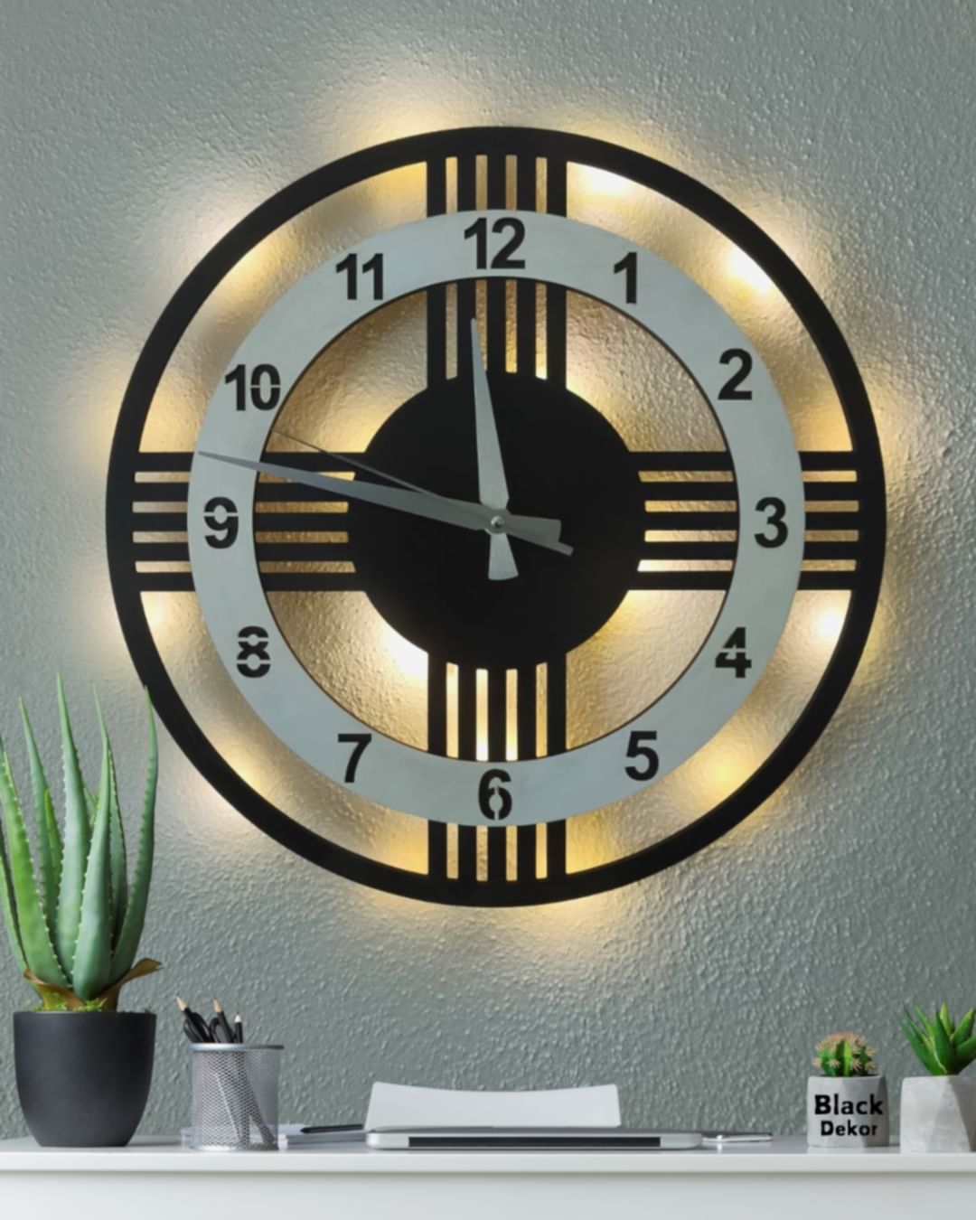 Beyaz Çemberli Işıklı Modern Duvar Saati Beyaz çemberli ışıklı modern 5 çizgili dekoratif duvar saati