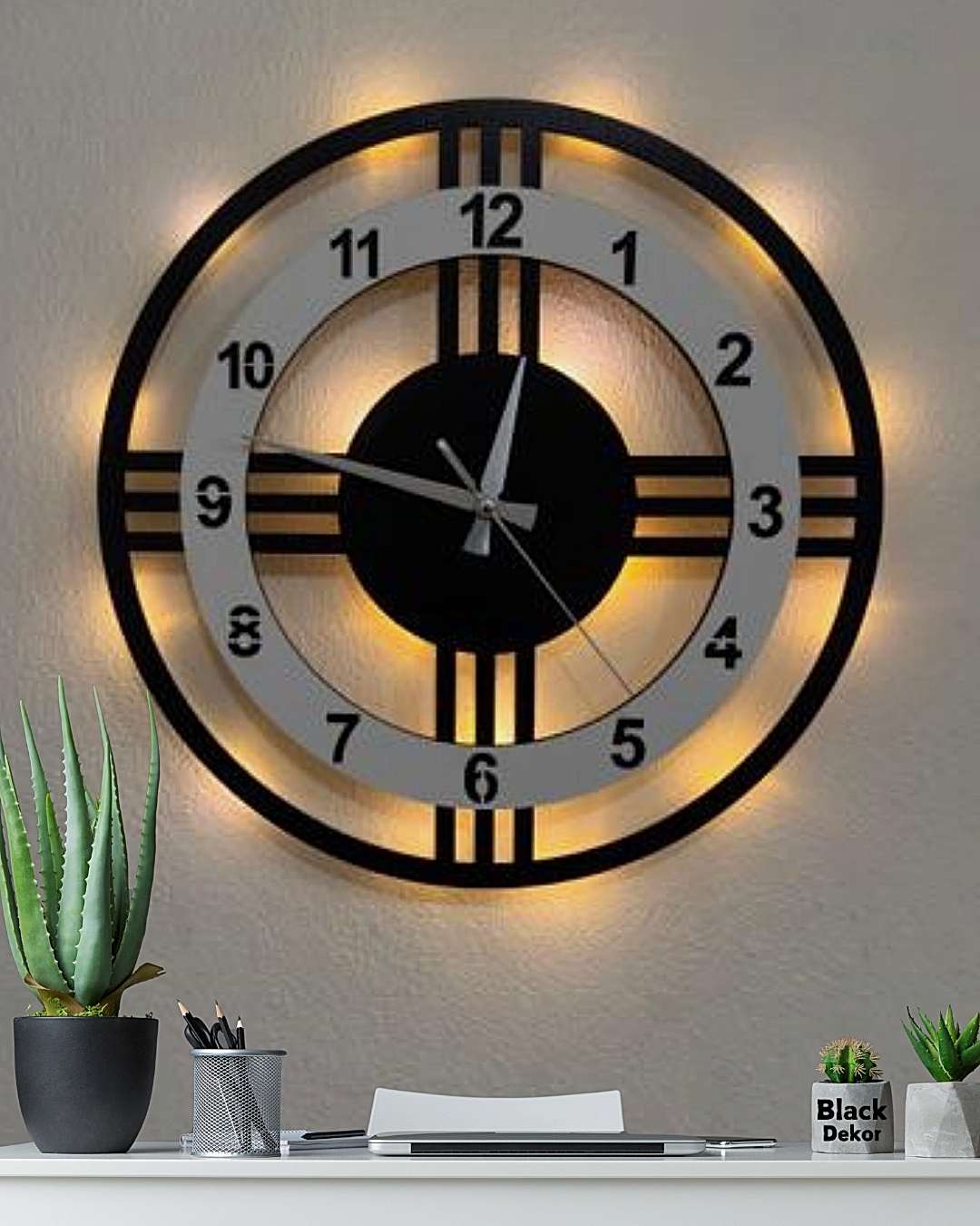 Beyaz Çemberli Modern Duvar Saati Beyaz çemberli ışıklı modern 3 çizgili dekoratif duvar saati