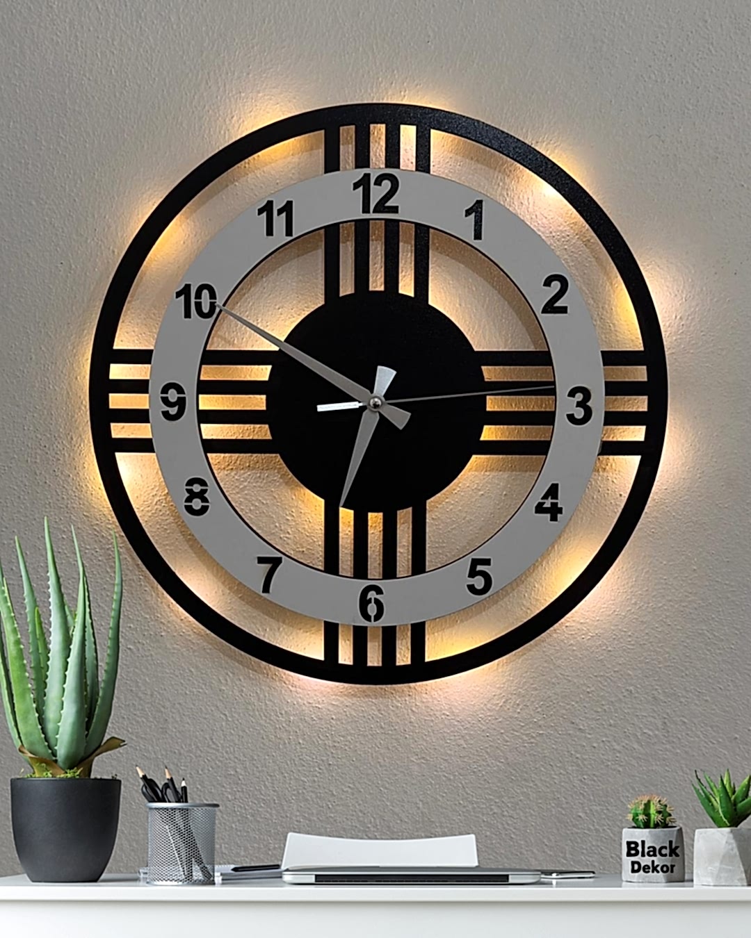 Beyaz Çemberli Modern Duvar Saati Beyaz çemberli ışıklı modern 4 çizgili dekoratif duvar saati