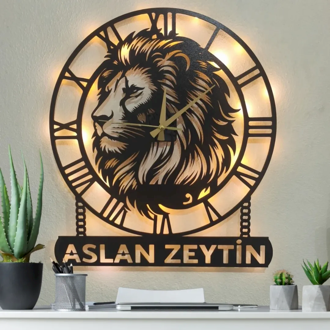 Aslan Figürlü Kişiye Özel İsimli Işıklı Duvar Saati5 Aslan figürlü kişiye özel isimli LED ışıklı dekoratif duvar saati